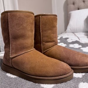 UGG Chestnut Classic Short Boots Women’s Size 11